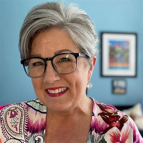 21 Most Flattering Pixie Cuts For Older Ladies With Glasses Moore Clachaps