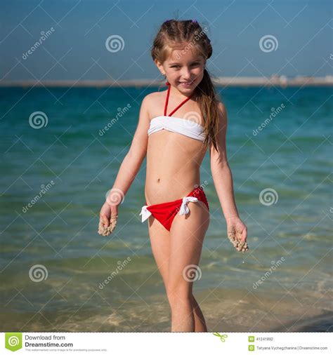 Gelukkig Meisje Op Het Strand Stock Foto Afbeelding Bestaande Uit