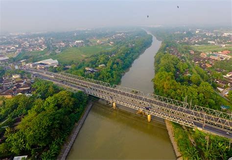 The rajang river in sarawak on the island of borneo is malaysia's longest river at 350 miles. Top 10 Longest River in Indonesia