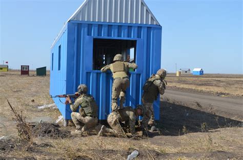 Головнокомандувач збройних сил україни руслан хомчак йде з посади, на його місці буде валерій залужний, командувач оперативного командування північ. Українські танки, артилерія та авіація зупинили просування ...