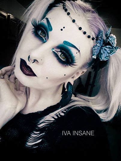A Beautiful Twist On Traditional Black Makeup By Combining