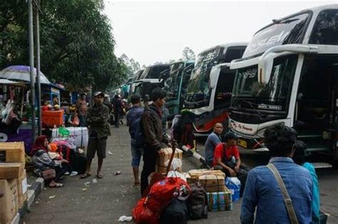 .setijowarno menyarankan agar kata 'larangan mudik' diganti menjadi 'pengaturan dan pengendalian mudik'. Larangan Mudik untuk Cegah Sebaran Covid-19 Memukul Sektor Transportasi