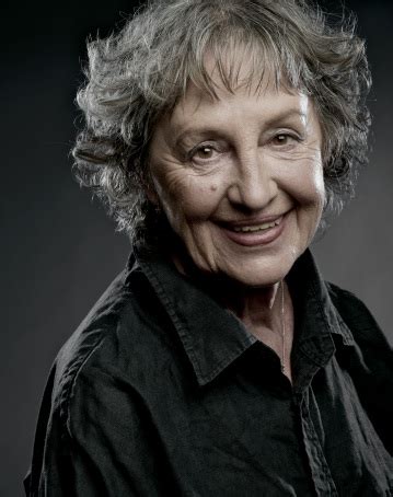 Při příchodu babi běty (nina divíšková) a jejího přítele františka (radoslav brzobohatý) slyšíme, že rodina dvořákových sleduje v televizi tři oříšky pro popelku (1973). Nina Divíšková | Imagebank | 77cm