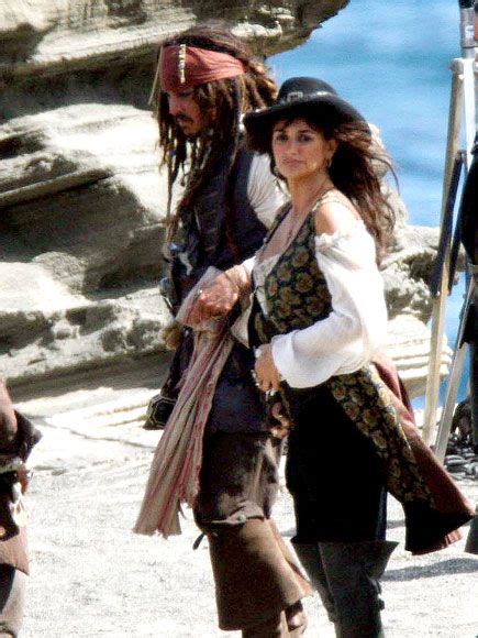 Penelope Cruz Penelope Cruz Rob Marshall Wave Dance Pirate Cosplay On Stranger Tides