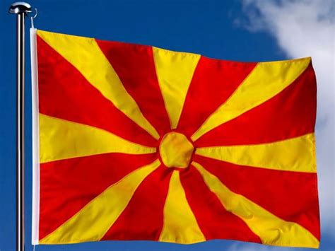 Podignuta zastava Sjeverne Makedonije ispred sedišta NATO-a | Infosrpska