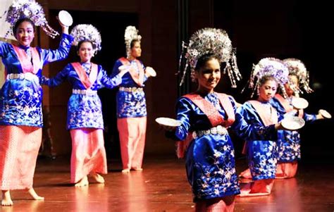 Pembaca dibawa menelusuri sistem adat perpatih yang mempengaruhi perkembangan busana di negeri sembilan. Koleksi Foto-foto Tari Piring Minangkabau