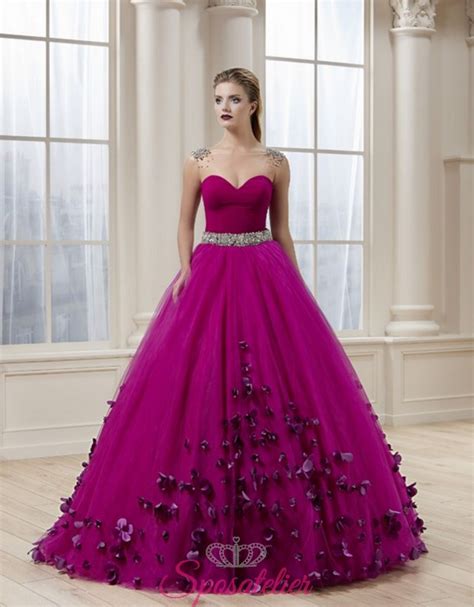 Gli abiti da sposa sono gli abiti da cerimonia più belli. abito da sposa viola autunnale con petali colorato su misuraSposatelier
