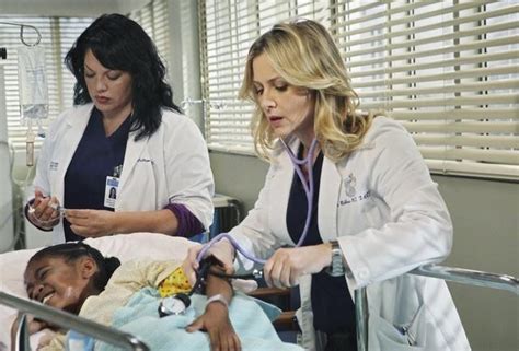 Grey S Anatomy Sara Ramirez E Jessica Capshaw In Una Scena Dell Episodio Sanctuary 160876
