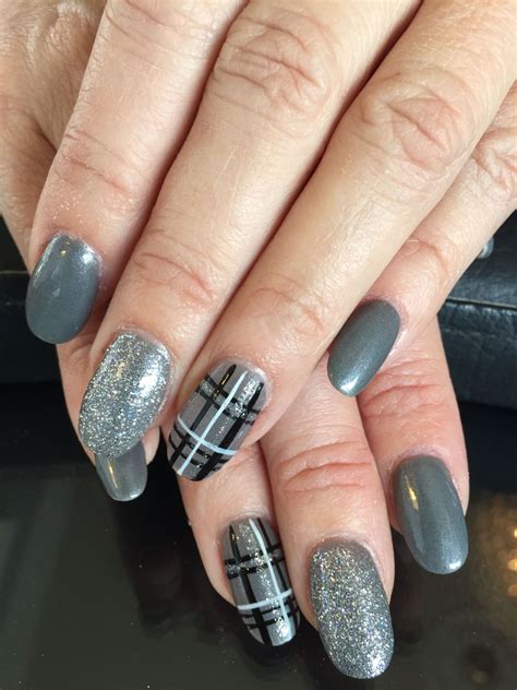 26 Easy Winter Nail Designs That Are Perfect To Try Plaid Nails