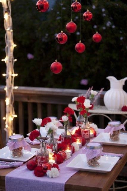 18 Beautiful Outdoor Christmas Table Settings - DigsDigs