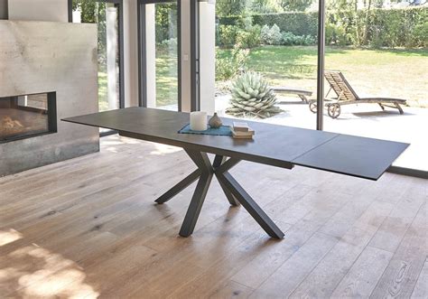 La table salle à manger bois exotique n'est pas seulement un meuble pour prendre ses repas mais aussi un meuble de vie, destiné à accueillir toute la famille pour travailler, discuter, prendre un verre ou encore se détendre. Vente de table en céramique gris anthracite avec allonge ...