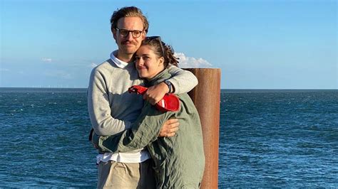 Sebastian tigges plaudert außerdem aus, dass marie sogar schon im vierten monat, also in der 14. Symbol: Marie Nasemann hat einen Ring für ihr ...