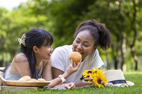 Un Par De Lesbianas Haciendo Un Picnic En El Parque Durante El Verano Mientras Toman Un