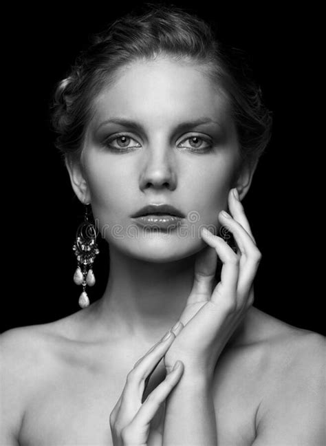 retrato preto e branco de uma jovem linda mulher a preto imagem de stock imagem de forma