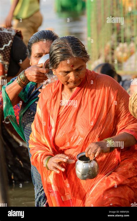 Hindu Indian Women Ritual Bathing Fotografías E Imágenes De Alta Resolución Alamy