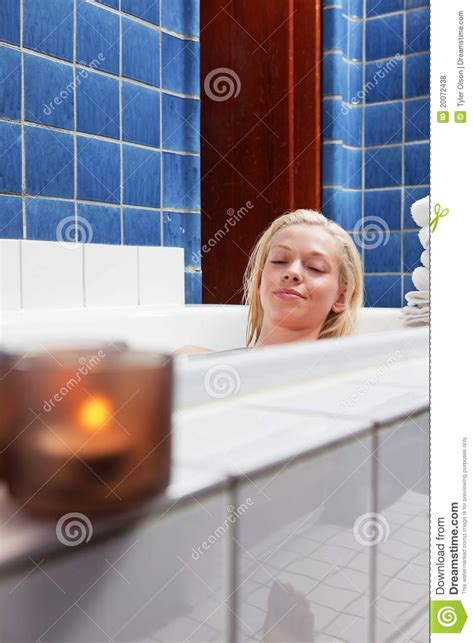 Mooie Jonge Vrouw In Badkuip Met Gesloten Ogen Stock Foto Image Of Badkuip Regeling