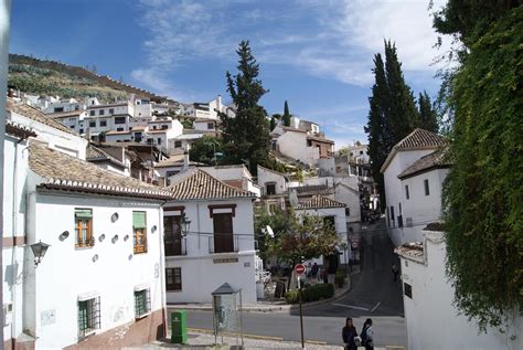 Exploring The Albaycin District Of Granada