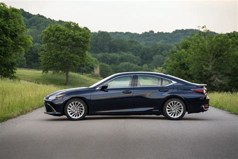 The 2019 lexus es 350 comes well equipped if you're looking for luxury on a budget. First Drive: 2019 Lexus ES 350 / ES 350 F Sport