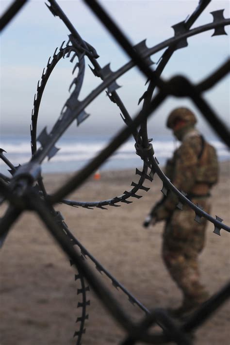 Empresario dona 400 mil alevínes que fueron liberados en fuentes acuíferas de la isabela. Noticias Telemundo: Últimas Noticias en Español del Mundo, Inmigración y Estados Unidos