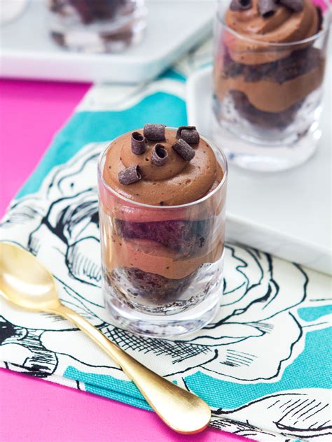 Gingerbread oreo no bake mini cheesecakes use the best the season has to offer to make a delightful individual holiday treat. Chocolate Mousse and Brownie Shot Glass Dessert - Sarah Hearts