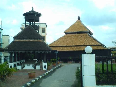 9 masjid tertua di indonesia yang bersejarah, masjid saka tunggal berdiri sebelum ada walisongo sebagian besar masyarakat. "Ambo Oghe Kelate"  Saya Orang Kelantan : masjid Kg Laut ...
