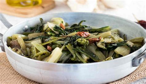 Facili da pulire, si cuociono in un paio di minuti prima di essere. Puntarelle in padella | buonissime e pronte in 15 minuti