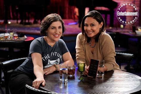 First Look Mayim Bialik Gets Close To Vanessa Lachey And Calico Kitty