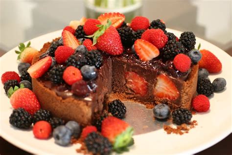 Num tabuleiro de vidro, espalhe no fundo os palitos. Torta Trufada de Chocolate com Frutas Vermelhas | Receitas ...