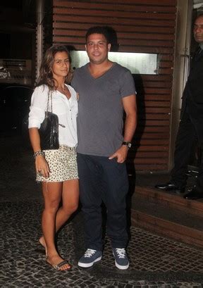 EGO Ronaldo Fenômeno troca beijos com a namorada em restaurante no Rio notícias de Namoro