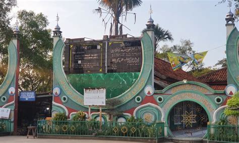 Makam Syekh Quro Objek Wisata Religi Yang Sarat Nilai Sejarah Di