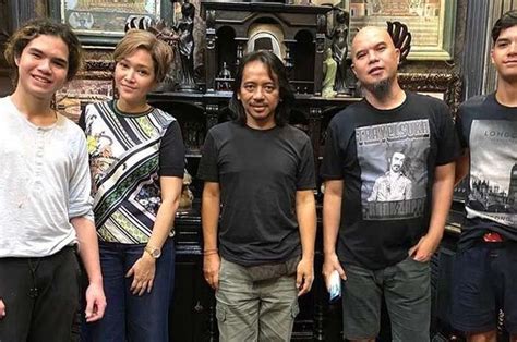 Dapatkan lirik lagu abang pulang, azizah, bahtera merdeka, berpisah jauh, budi setahun segunung intan (feat. Dulu Pernah Diusir Ahmad Dhani hingga Rela Panjat Pagar ...