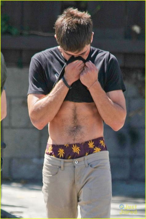 Zac Efron Lifts Up His Shirt Shows Off Abs On Set Photo 716309