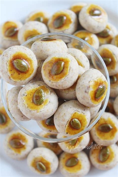 Angkat dan sejukkan sebelum di paip chocolate putih dan hias dengan coffee bean atau badam panggang. السّلا م عليکم ورحمةالله وبرکة | Salam Sejahtera Cookies ...