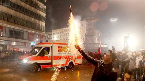 Deswegen sei das böllerverbot zum erreichen der infektionsschutzrechtlichen ziele kaum geeignet, nicht erforderlich und auch nicht angemessen. Feuerwerksverbot in Innenstadt in Hannover wird streng ...