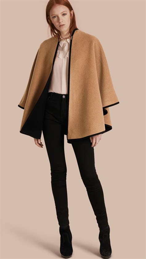 Featuring frayed edges and a jacquard monogram pattern on the inside. Ponchos & Wraps for Women | Burberry | カシミア, バーバリーのコート, ファッション