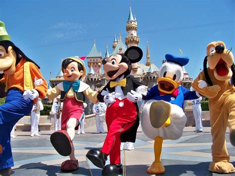 Um Café Da Manhã Com Os Personagens Da Disney Segue Viagem