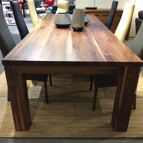 Table de noyer massif fabriquée au Québec. www.verbois.com  Dining