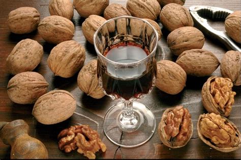 In alcune zone può essere un crimine. Come fare liquore nocino in casa - Spettegolando