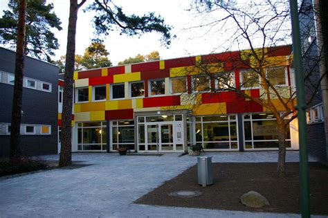 Schule f (genitive schule, plural schulen). Streit um Schulen: Eltern kritisieren Planungen ...
