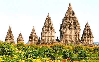 Perbedaan candi hindu dan candi budha dapat di lihat dari bentuk dasar sampai atap candi. isamas54: Candi Prambanan (Loro Jonggrang)