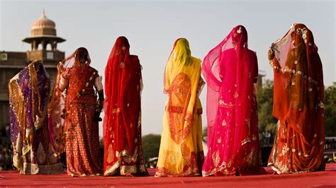 Le Sari Le Vêtement Féminin Le Plus Populaire En Inde