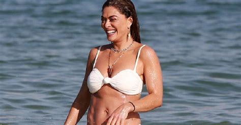 Juliana Paes é flagrada em praia de nudismo ao lado de homem nú TV Foco