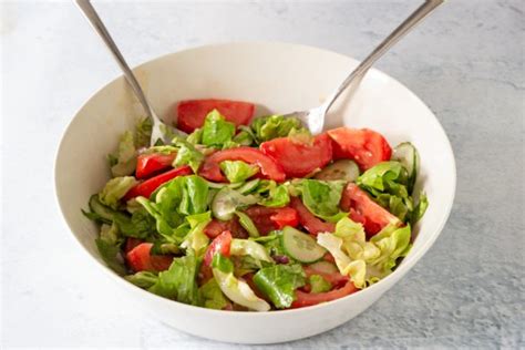 Salade Van Kropsla Tomaten En Komkommer Vlakbij De Molen