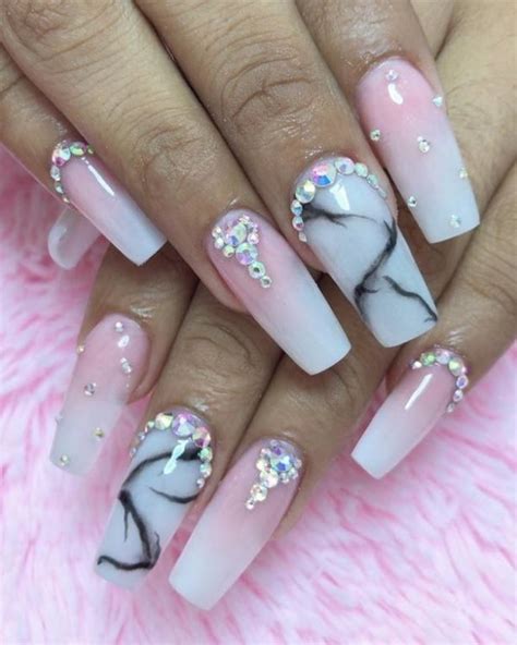 Uñas azules decoradas, uñas pintadas, uña decoradas, uñas bellas decoradas, curso de manicure online, uñas simples, diseños de uñas postizas, uñas semipermanentes, tips uñas. Uñas permanentes 2020 - Tendenzias.com