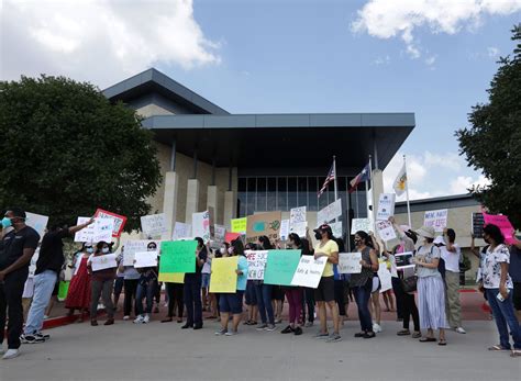 Photos Frisco Isd Parents Protest Against And In Support Of Mask Mandates
