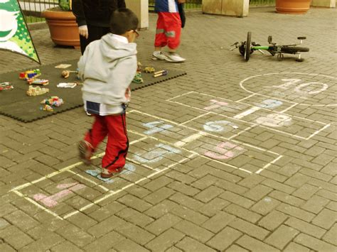 Plantilla pintar juego tradicional rayuela maquinas de pintar. Niños jugando en Parque Central de Miraflores | "Renuévate ...
