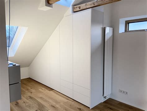 Schrank mit einer schräge hinten Schrank unter Schräge | Dachschrägenschrank, Schrank für ...