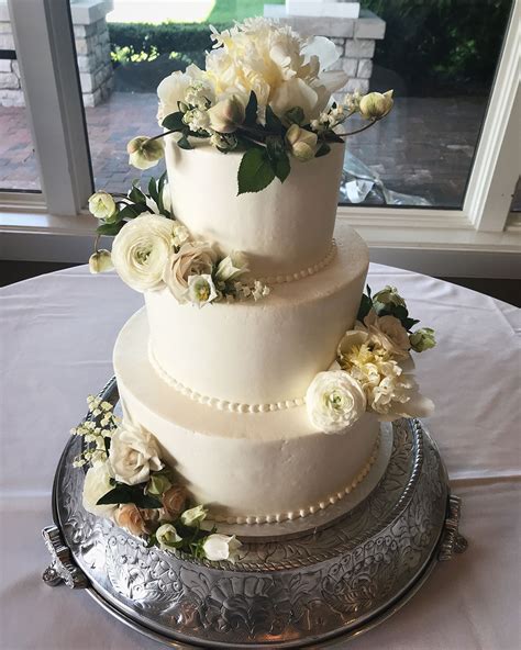 We absolutely love wedding cake, but we also love wedding cake on a budget. Gluten Free Wedding Cakes | Third Coast Bakery