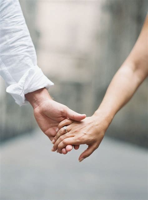 Berikut 8 Cara Gandengan Tangan Dengan Pasangan Bisa Ungkap Makna Di Balik Hubungan Kalian