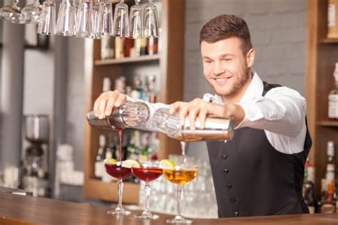 Requisitos Para Ser Barman Dicas O Que Faz E Quanto Ganha Um Bartender